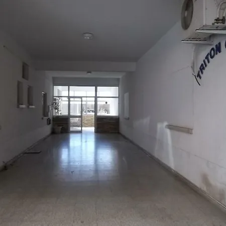 Modern City Centre Large 1 Bedroom Finikoudes Apartament *