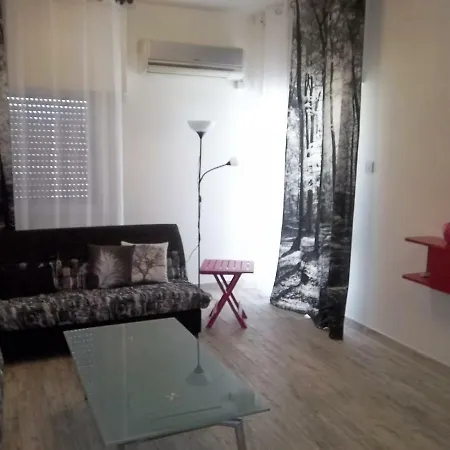 Modern City Centre Large 1 Bedroom Finikoudes شقة *