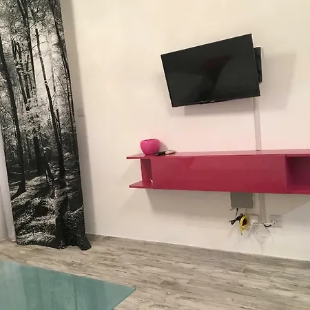 Modern City Centre Large 1 Bedroom Finikoudes شقة *