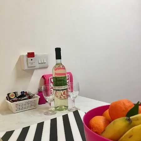 Modern City Centre Large 1 Bedroom Finikoudes * لارنكا
